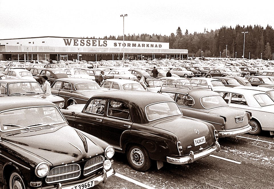 Bilar i långa rader på stormarknaden Wessels parkering Bilar i långa rader på stormarknaden Wessels parkering